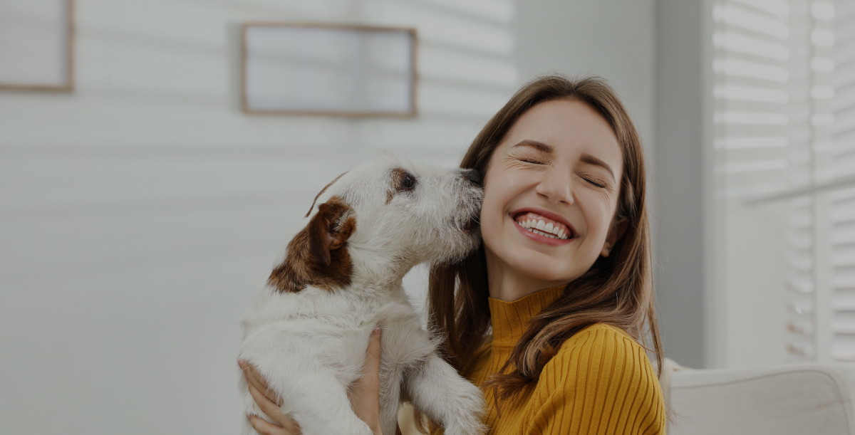 Mulher segurando cachorro